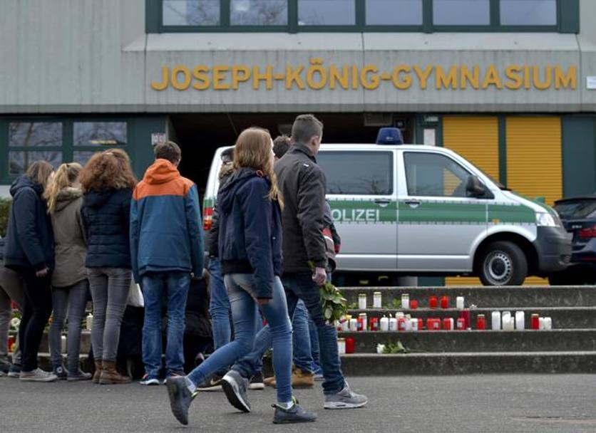 Fiori e ceri per le giovanissime vittime tedesche. (Reuters)